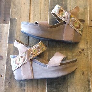 EUC OTBT Wedge Sandals Aztec Pattern Size 8